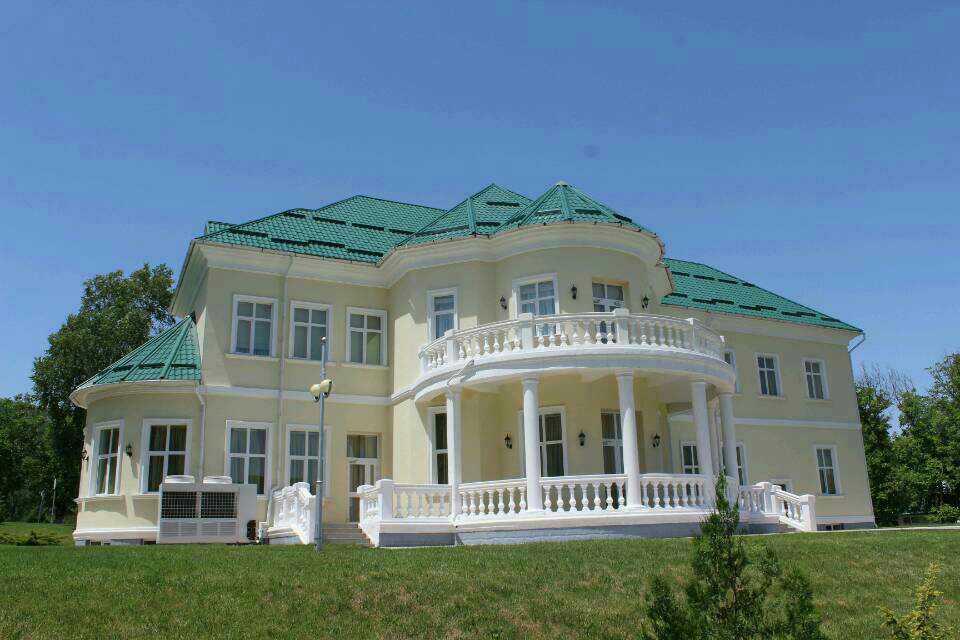 1972114337650376704.jpg 董事长陈茂春参观总统府邸 并安排部署矿业地产工作1.jpg