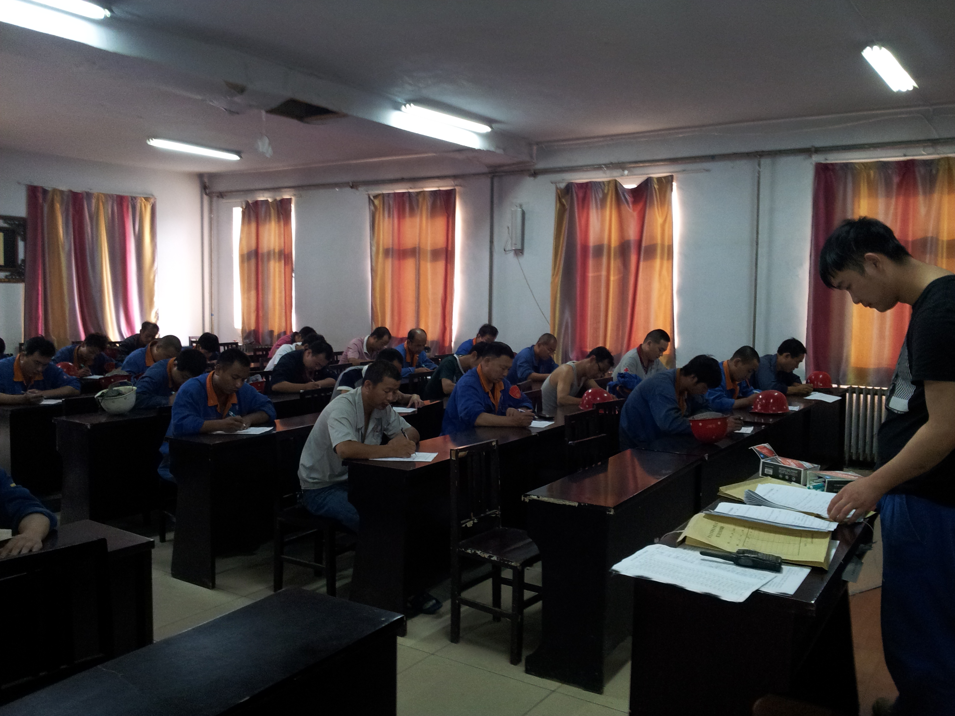 1973285595444322304.jpg 轧钢厂举行班组长以上干部安全知识考试.jpg